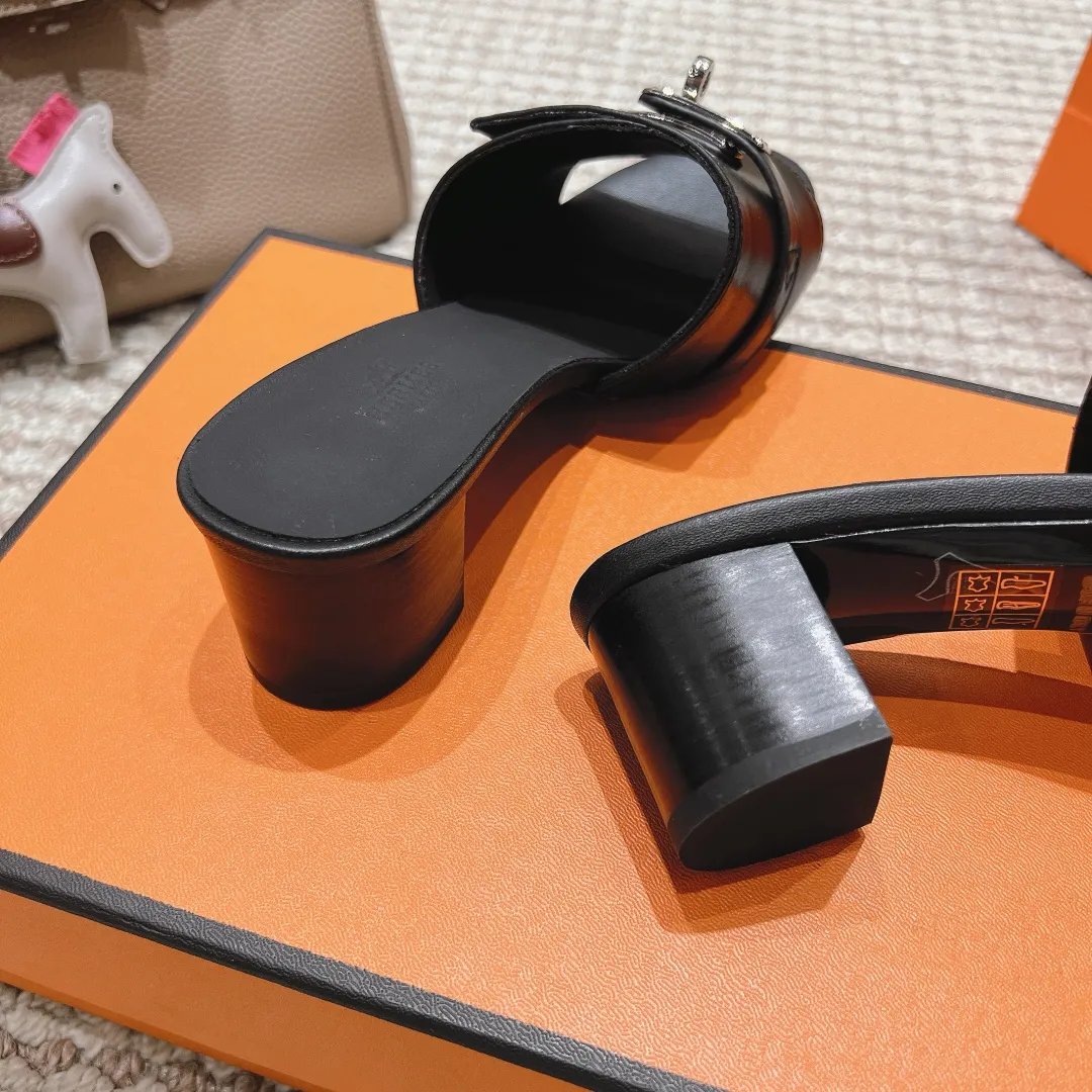 👟👟Ex-factory price 540👟👟 High version of the 2024 spring and summer new HERMES Hermès counter new style. The wedge-heeled Erjiu sandals and slippers, which have been extremely popular recently, are paired with various colorful socks. They are very trendy. Upper: cowhide. Outsole: technological imitation wood sole. Heel height: about 7cm. Size: Female 35-41 (40/41 non-refundable and non-exchangeable)